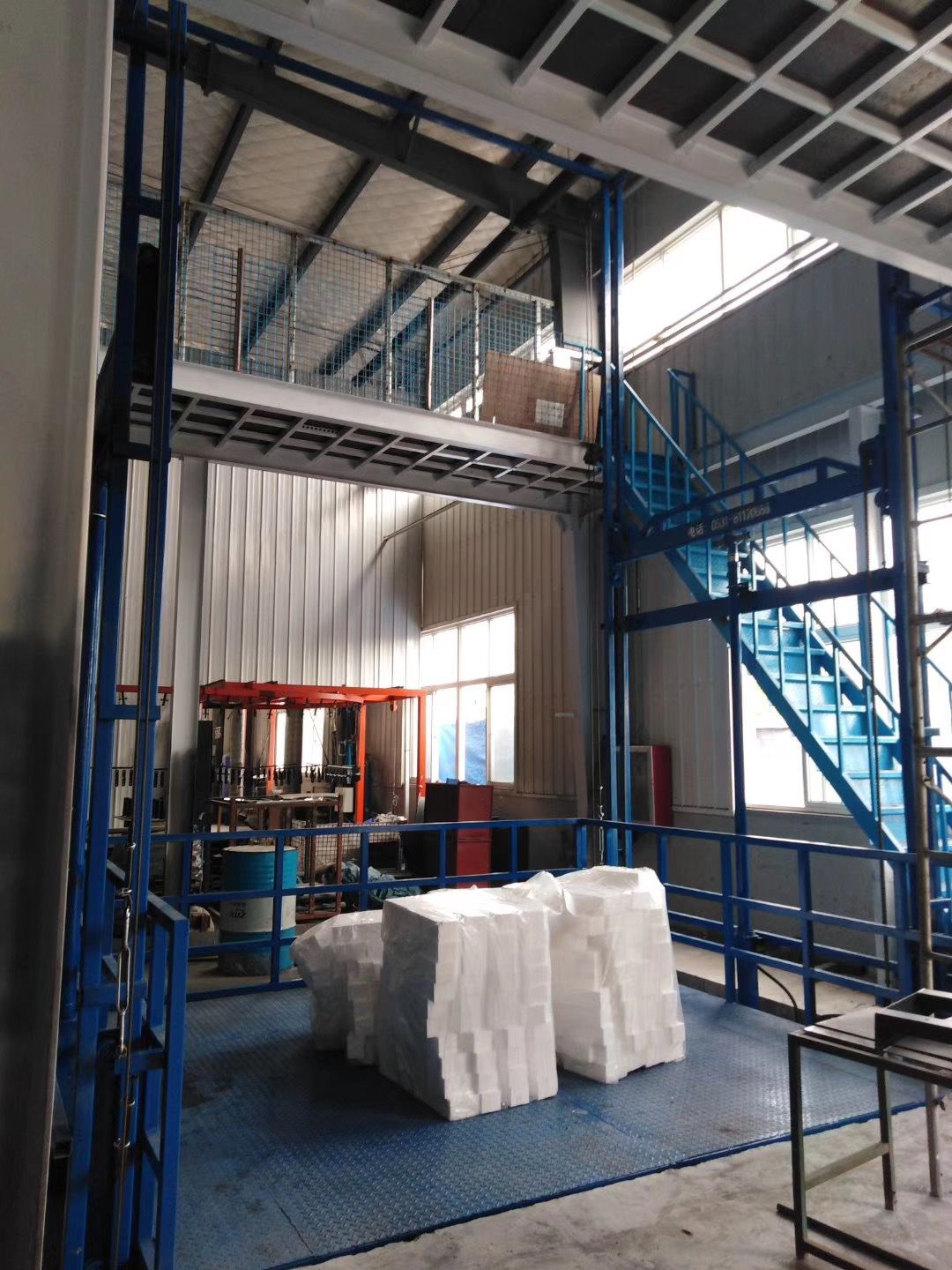 青岛仓库货架和液压升降平台安装完毕