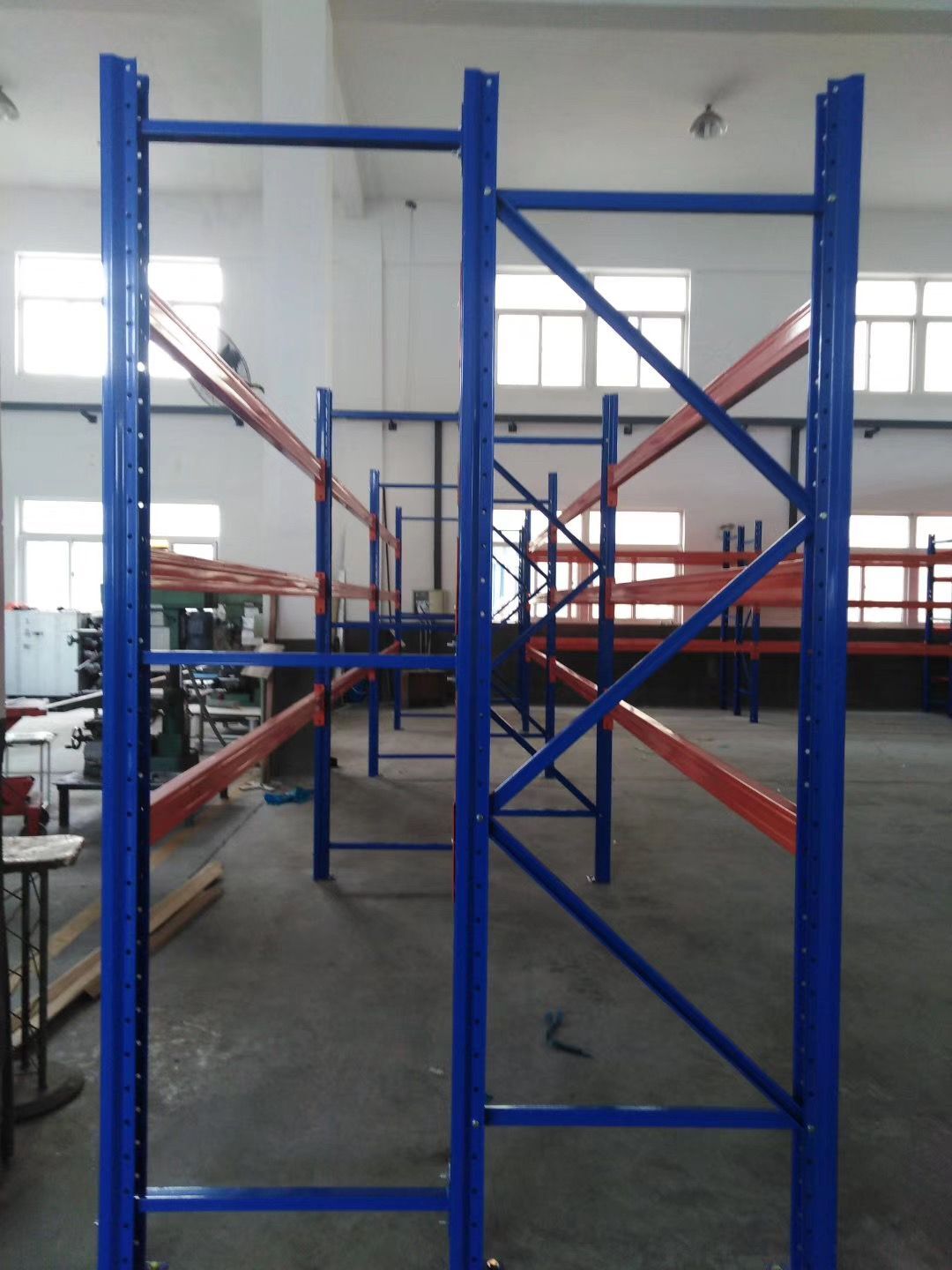 青岛仓库货架和液压升降平台安装完毕