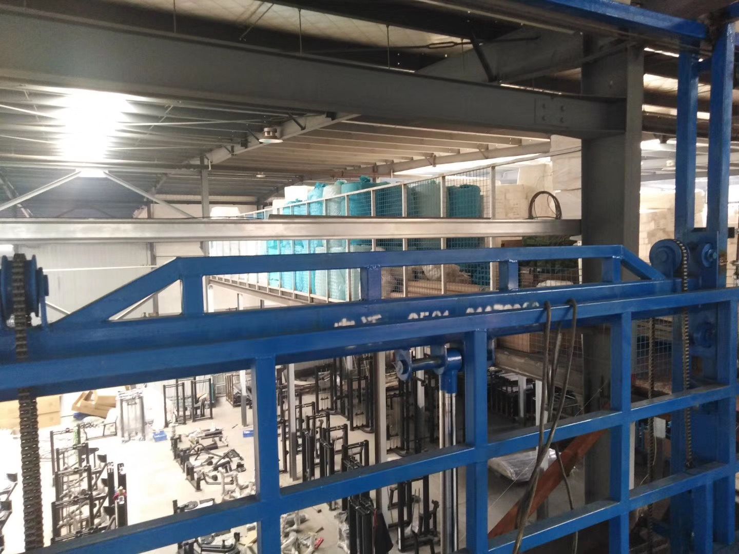 青岛仓库货架和液压升降平台安装完毕