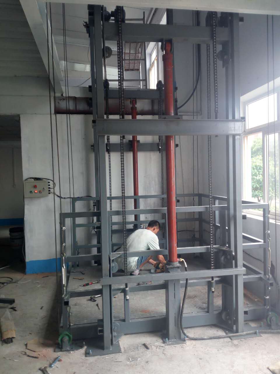 聊城4层升降平台安装完毕