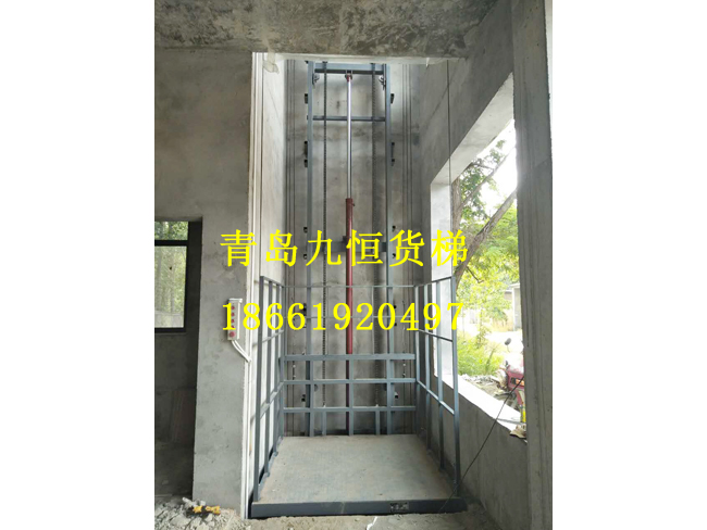 聊城单油缸单导轨升降平台安装完毕